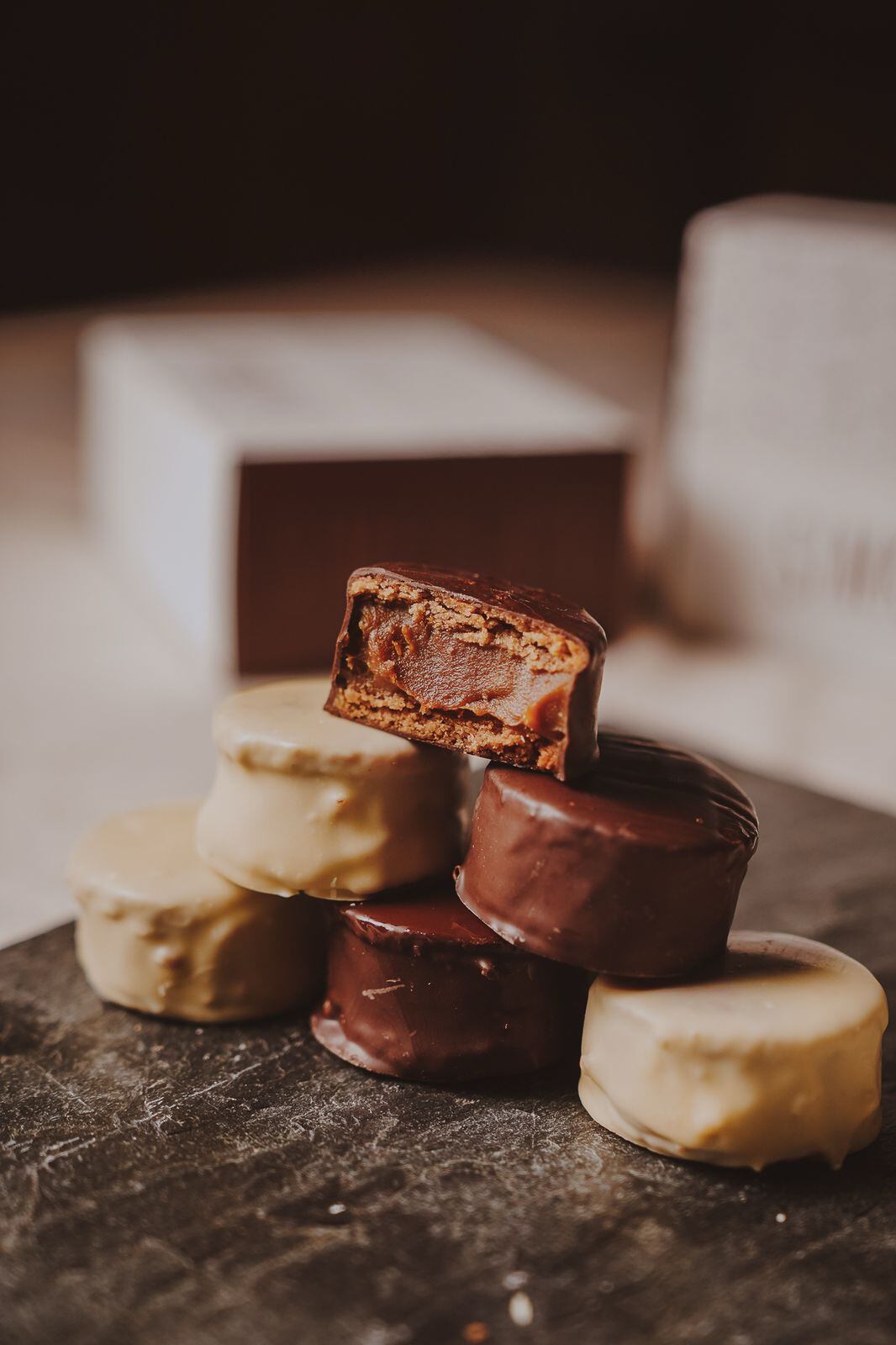 El secreto del alfajor que los hermanos Simko producen reside en el chocolate belga importado específicamente para ello