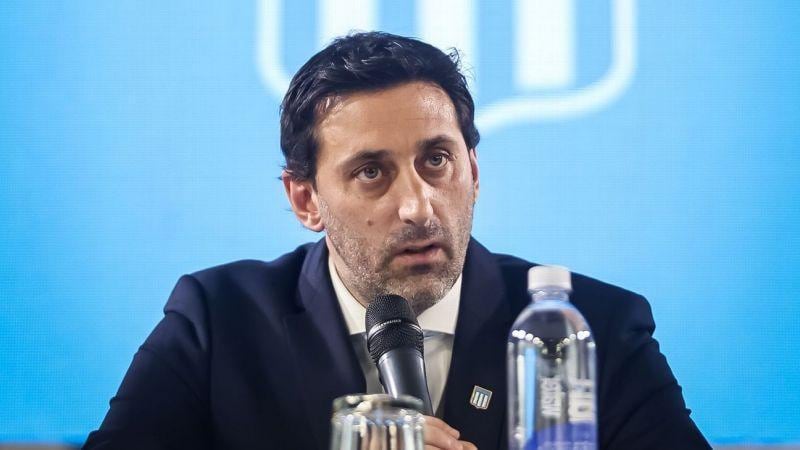 Diego Milito, presidente de Racing, en el momento más crítico de su gestión