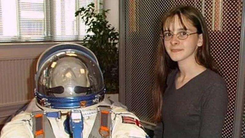 Claire Parfitt durante sus primeros años de formación, cuando comenzó a acercarse al mundo de la exploración espacial