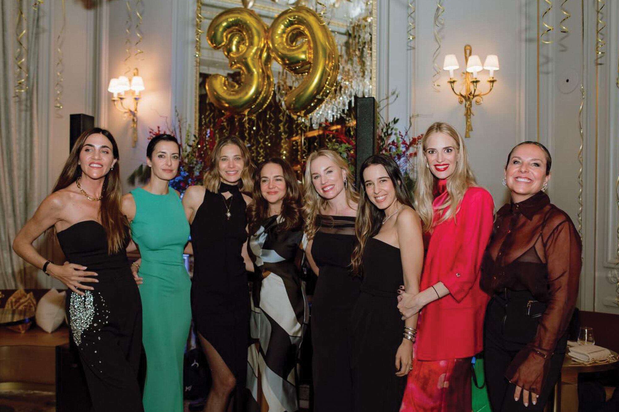 La modelo posa con algunas de sus amigas presentes, entre quienes se encontraban Vicky Martín Berrocal, Paz Torralba, Linda Scaperotto y Ornella Desirée Bellia