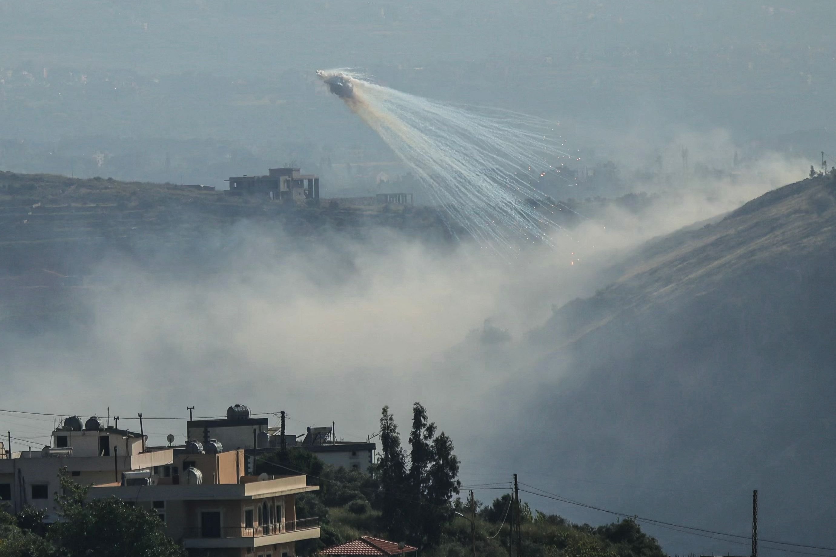 Una fotografía tomada desde la zona sur de Marjayoun muestra columnas de humo durante un bombardeo israelí en las afueras de la aldea de Yohmor