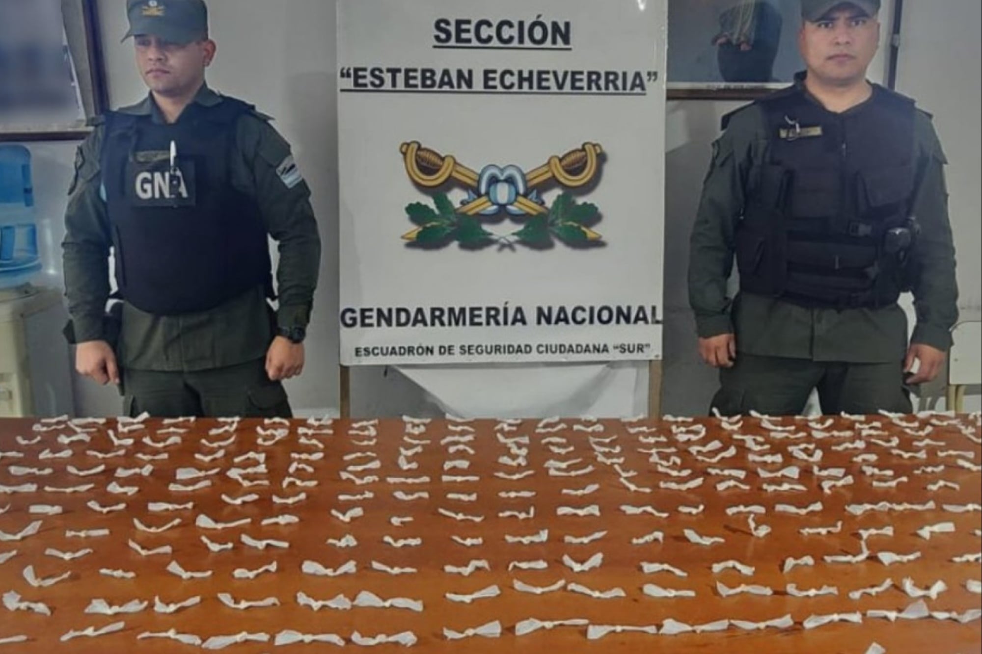 Tiró la riñonera y se dio a la fuga: el insólito descarte de cocaína y marihuana que movilizó a la Gendarmería