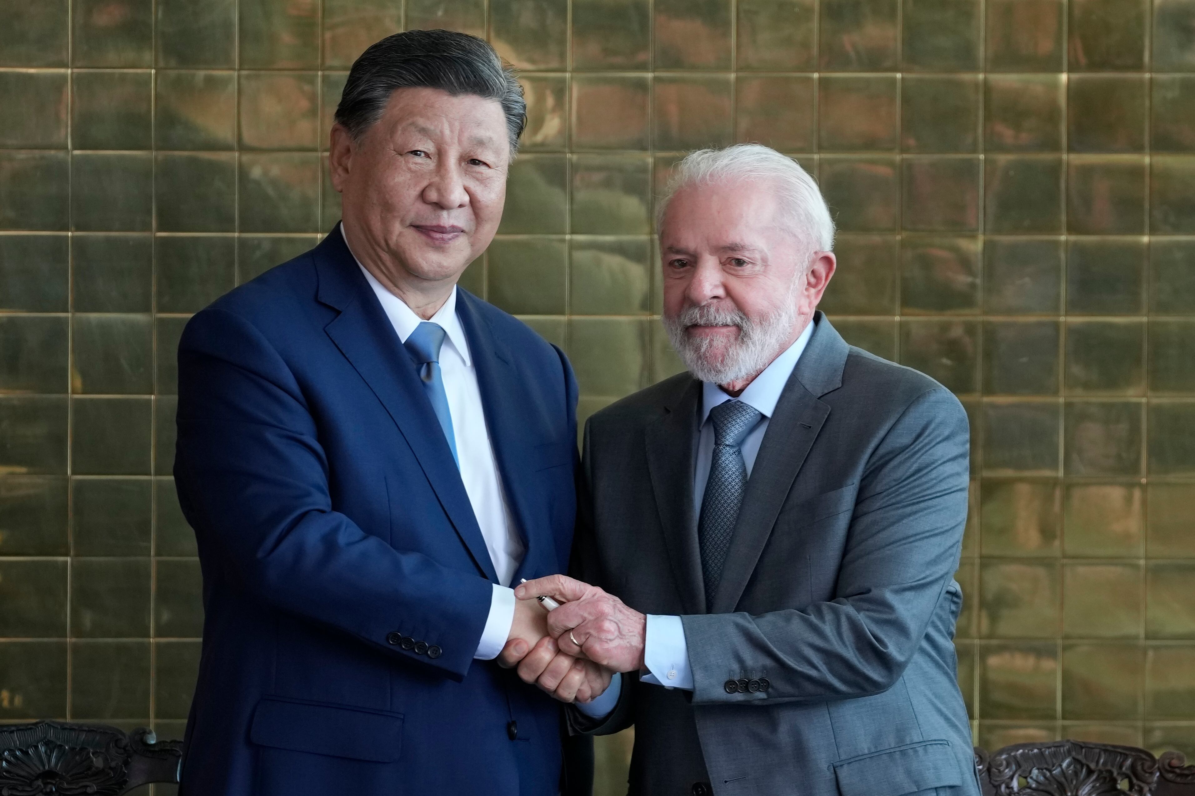 Los presidentes de China, Xi Jinping, y Brasil, Lula da Silva, durante un encuentro en Brasilia