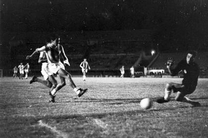 9) Un ataque de Verón ante Toluca, en la tercera final de la Copa Interamericana, el 21 de febrero de 1969; Estudiantes ganó 3 a 0 en el centenario