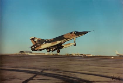 8 de junio de 1982, despegue de un Mirage desde Río Gallegos portando un misil Matra 530EM rumbo a las Islas Malvinas. (Gentileza Jorge Fazio).