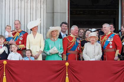 8 de junio de 2019. Completamente integrada a la vida de los Windsor, Camilla disfrutó del Trooping the Colour (el tradicional espectáculo de colores que crean los aviones militares en el cielo) en el balcón de Buckingham junto a la reina y la familia real.