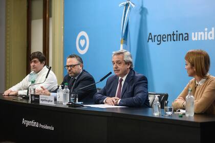 Alberto Fernández, junto a la senador Anabel Fernández Sagasti, al anunciar la expropiación de Vicentin