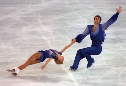 8 MAR1995: EVGENIA SHISHKOVA AND VADIM NAUMOV OF RUSSIA PERFORM THEIR PAIRS FREE SKATING ROUTINE DURING THE WORLD FIGURE SKATING CHAMPIONSHIPS AT THE NATIONAL INDOOR ARENA IN BIRMINGHAM, ENGLAND. Mandatory Credit: Chris Cole/ALLSPORT