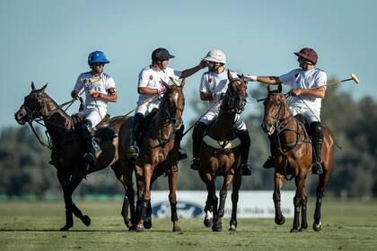 Guillermo Caset, Francisco Elizalde, Facundo Sola y Alfredo Cappello Barabucci, felices por la victoria contra La Natividad en su estreno como alineación.