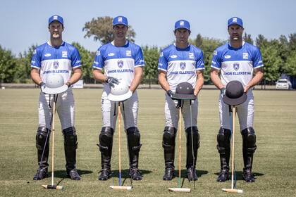 Nicolás y Gonzalo (h.) Piers, Hilario Ulloa y Facundo Pieres, la nueva formación de Ellerstina, con el diseño de camiseta original del club de General Rodríguez.