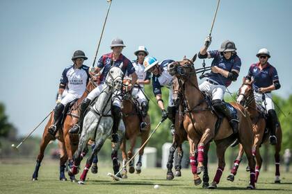 Adolfo Cambiaso en acción, cuando La Dolfina superó a La Ensenada-La Aguada por 13-4 en Tortugas; este sábado volverán a enfrentarse, pero por el Abierto de Hurlingham.