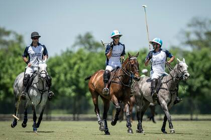 "Poroto" y Adolfo Cambiaso ahora serán adversarios: este miércoles se enfrentarán en La Dolfina-Brava vs. La Dolfina, el último de los cuartos de final del Abierto de Tortugas.