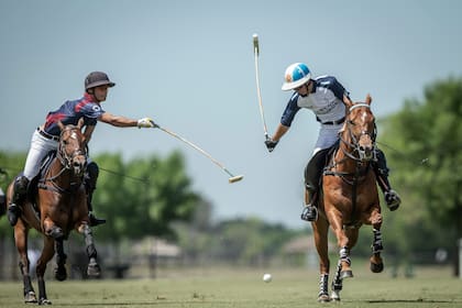 Adolfo Cambiaso VII no tuvo un buen comienzo de partido, pero fue mejorando con el correr de los chukkers; Jerónimo Del Carril intenta trabarle el taco.