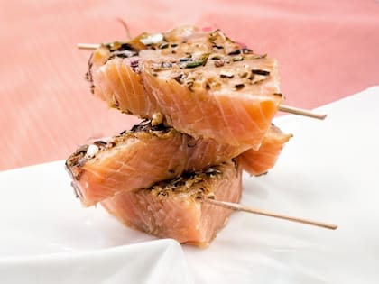 85 gramos de salmón aportan aproximadamente 22 gramos de proteína