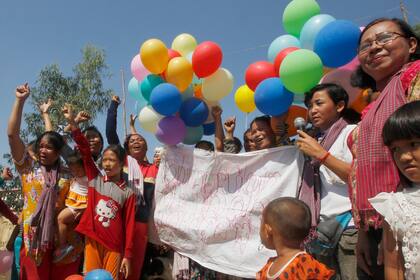 Globos de colores en Camboya a favor de la igualdad