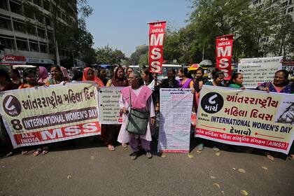 Más mujeres conmemoran el 8M en Ahmedabad, India