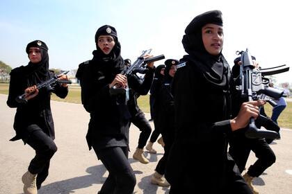 Miembros del comando policial en Islamabad marchan para conmemorar el Día internacional de la Mujer