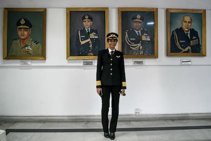 Anny Divya, 31, una piloto india que se convirtió en la mujer más joven del mundo en ser capitán de un avión Boeing 777, posa junto a los retratos de varios mariscales aéreos en el Museo de la Fuerza Aérea de la India en Nueva Delhi