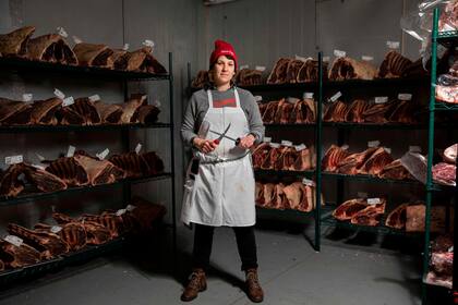 Heather Marold Thomason, carnicera y fundadora de Primal Supply Meats, posa para una foto en la sala de envejecimiento en seco de su empresa, en Lansdowne, Pensilvania