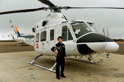 Carla Rozalen, 29 años, piloto de helicóptero bimotor Bell 412 en el Grupo FAASA, en Palma del Río, Córdoba
