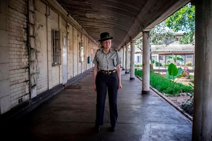 La primer oficial de cárceles femeninas de Albino, Nomatter Mashaire, de 32 años, se encuentra en un pasillo en la sede de los Servicios Penitenciarios y Correccionales de Zimbabwe