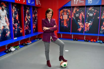 Amaia Gorostiza, 51 años, mujer de negocios y presidenta del club de fútbol SD Eibar posa para una foto en el vestuario del estadio Ipurua de Eibar