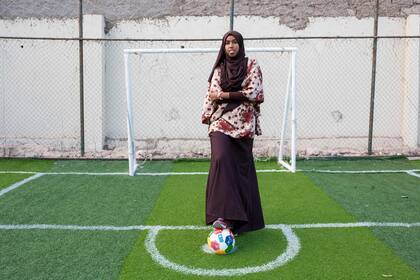 La entrenadora y jugadora de fútbol somalí Marwa Mauled Abdi, de 24 años, posa en el campo de fútbol del gimnasio Ubah, el primer campo de fútbol abierto exclusivamente para mujeres, en Hargeisa, capital de Somalilandia, en el noroeste de Somalia