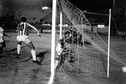 10) El Bocha Flores, que abrió el marcador en el Centenario, festeja en la Interamericana de 1969 con Toluca