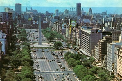 La Avenida 9 de julio, entre 1944 y 1951, en una de las etapas de su ampliación