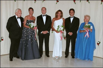 9 de agosto de 1996. Finalmente, Daniel Ducruet es aceptado por Raniero III y participa por primera vez en el tradicional Baile de la Cruz Roja. En la imagen, de izquierda a derecha: Rainiero, Carolina, Alberto, Estefanía, Daniel Ducruet y Antoinette, hermana de Rainiero. (Photo by Pool BENAINOUS/SCORCELLETTI/Gamma-Rapho via Getty Images)