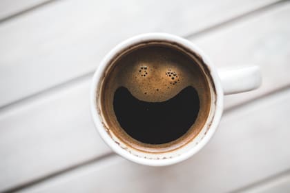 9 de cada 10 consumidores consumen café antes del desayuno. Y no, esto no es dañino pero sí se deben tener en cuenta algunas consideraciones