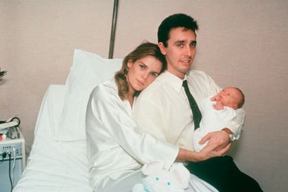 9 de diciembre de 1992. La princesa Estefanía de Mónaco posa junto a Daniel Ducruet y presentan por primera vez a su hijo Luis (Photo by AFP)