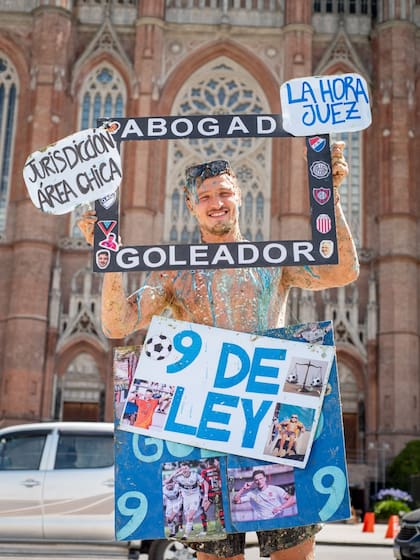 "9 de Ley", el cartel personalizado para celebrar la recibida