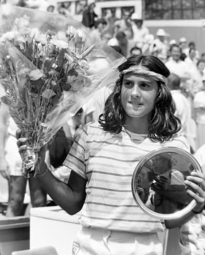 9) Junio de 1984: Gabriela, después de ganar el título junior de Roland Garros, al vencer en la final a la búlgara Katerina Maleeva por 6-3, 5-7 y 6-3.