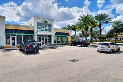 También hubo compras de inmuebles comerciales, como este banco ubicado en 9005 Biscayne Blvd, Miami