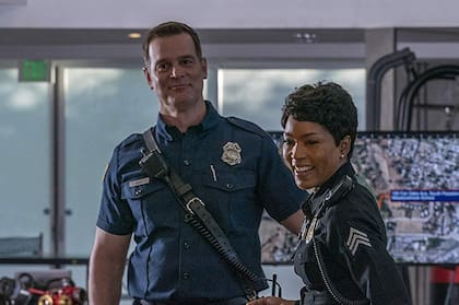 Peter Krause y Angela Bassett en 9-1-1