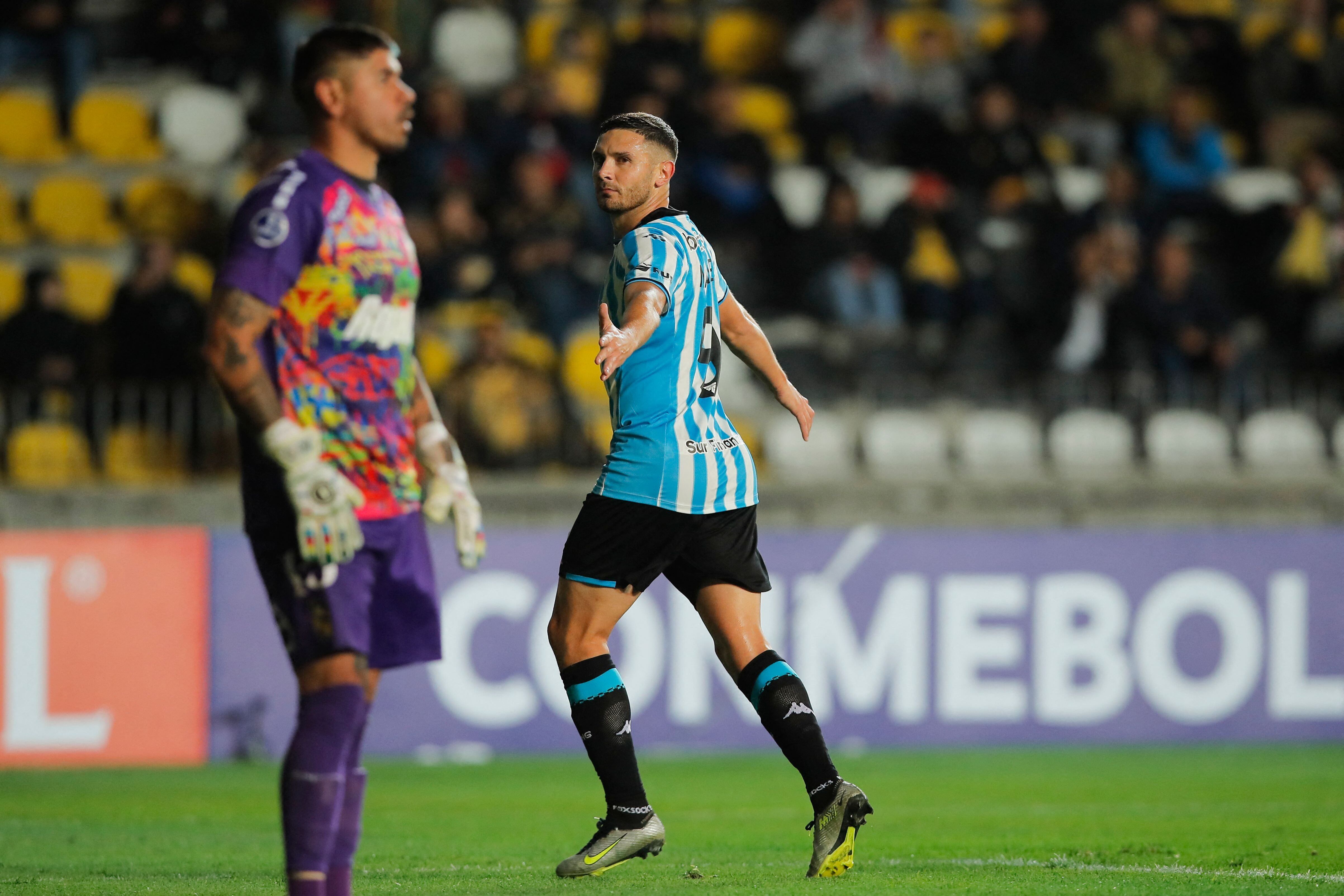 Martínez ya celebra después de anotar el penal para el 2-1 frente a Coquimbo