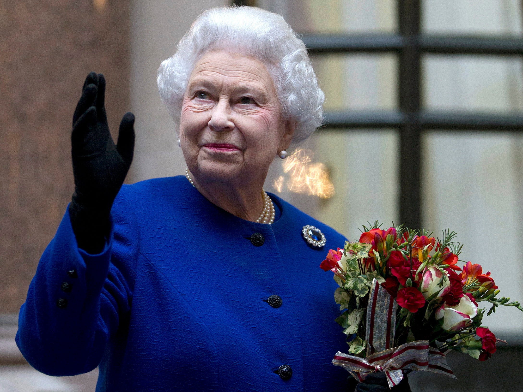 Hay secuencias que quedan inmortalizadas en la memoria colectiva, muchas de las cuales están acompañadas de frases resonantes, y una de ellas es de la autoría de la reina Isabel II