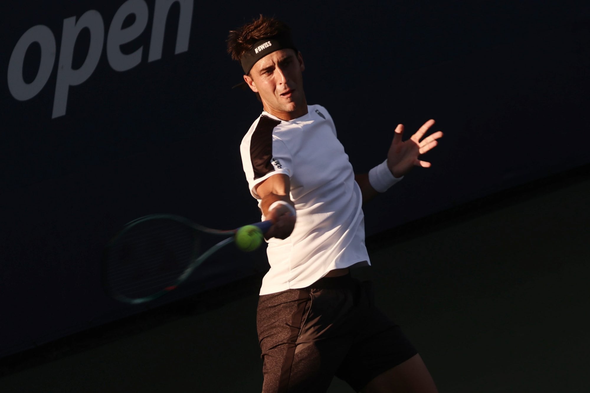 Tomás Martín Etcheverry golpea desde el fondo de la cancha, una situación repetida en la victoria ante Mariano Navone; el platense avanzó a octavos de final del US Open