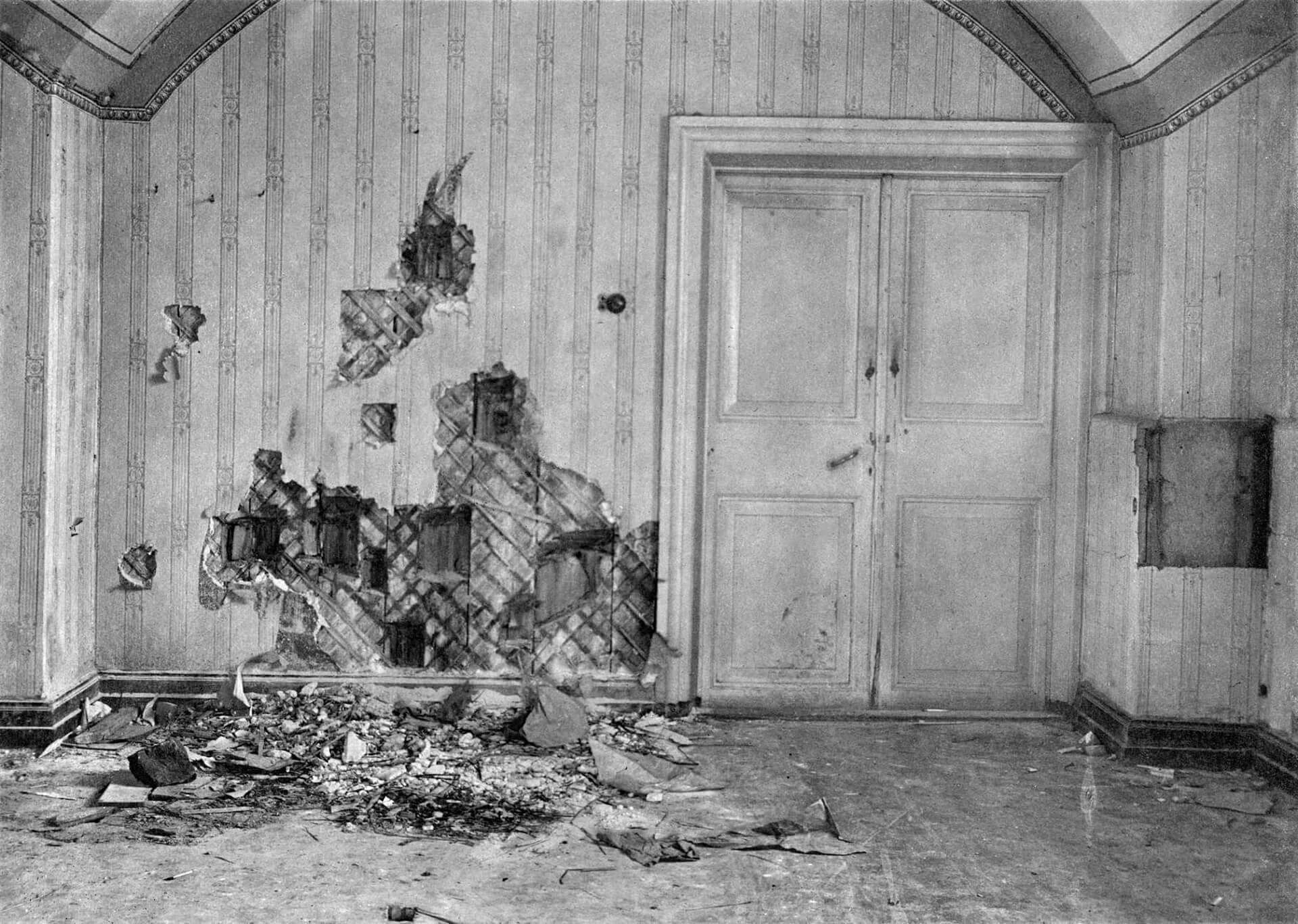 La habitación en la que fue asesinada la familia imperial. Las balas destrozaron las paredes