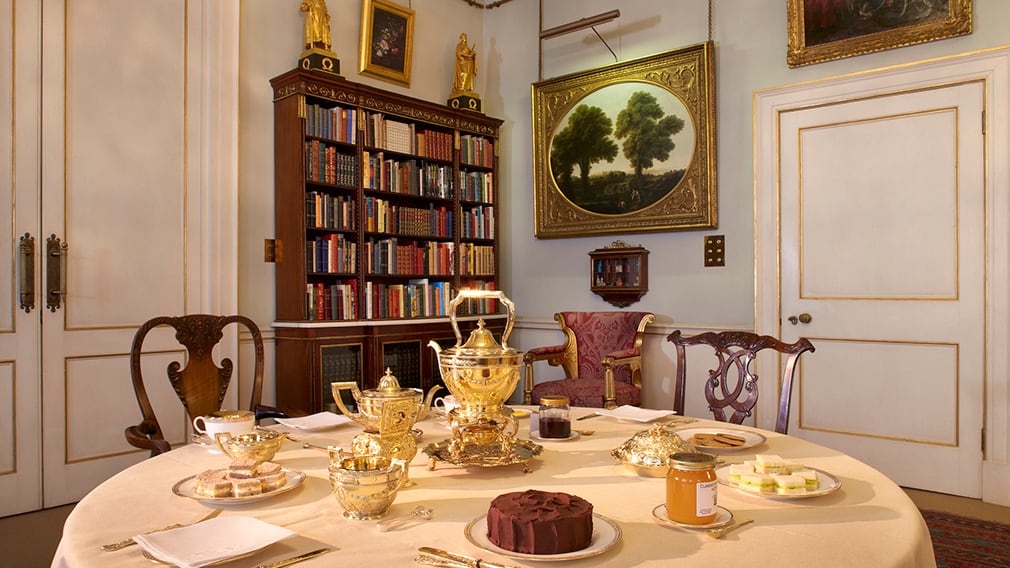 El salón de la biblioteca de Clarence House fue usado por la Reina Madre para organizar el té con amigos y cenas íntimas