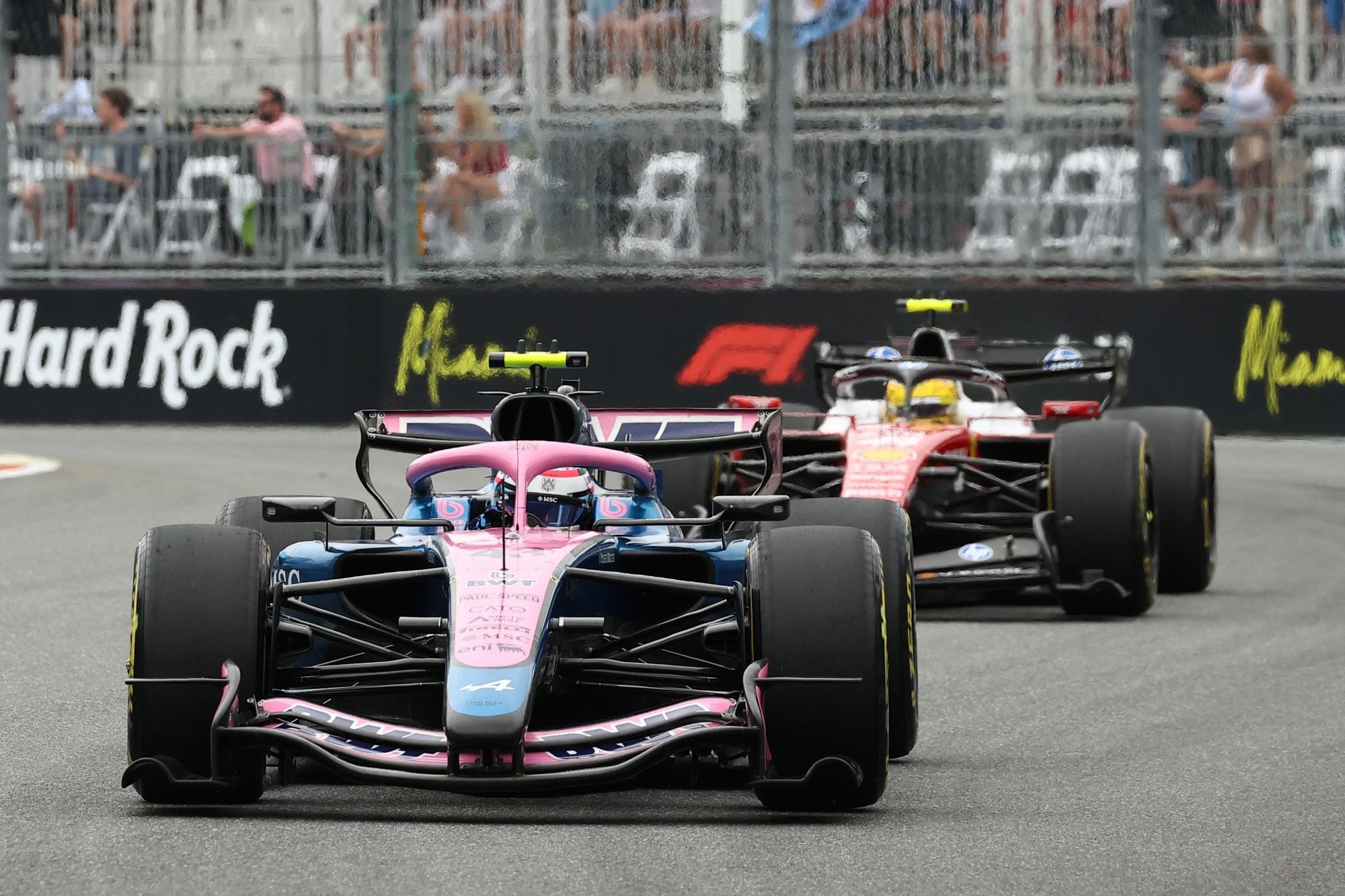 El piloto argentino de Alpine, Franco Colapinto, compite contra el piloto británico de Ferrari, Lewis Hamilton, durante el Gran Premio de Fórmula 1 de Miami 2026 en el Autódromo Internacional de Miami en Miami Gardens, Florida