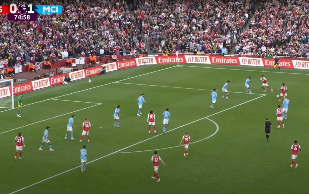 Postura defensiva de Manchester City a los 29 minutos del segundo tiempo, ganándole 1-0 a Arsenal
