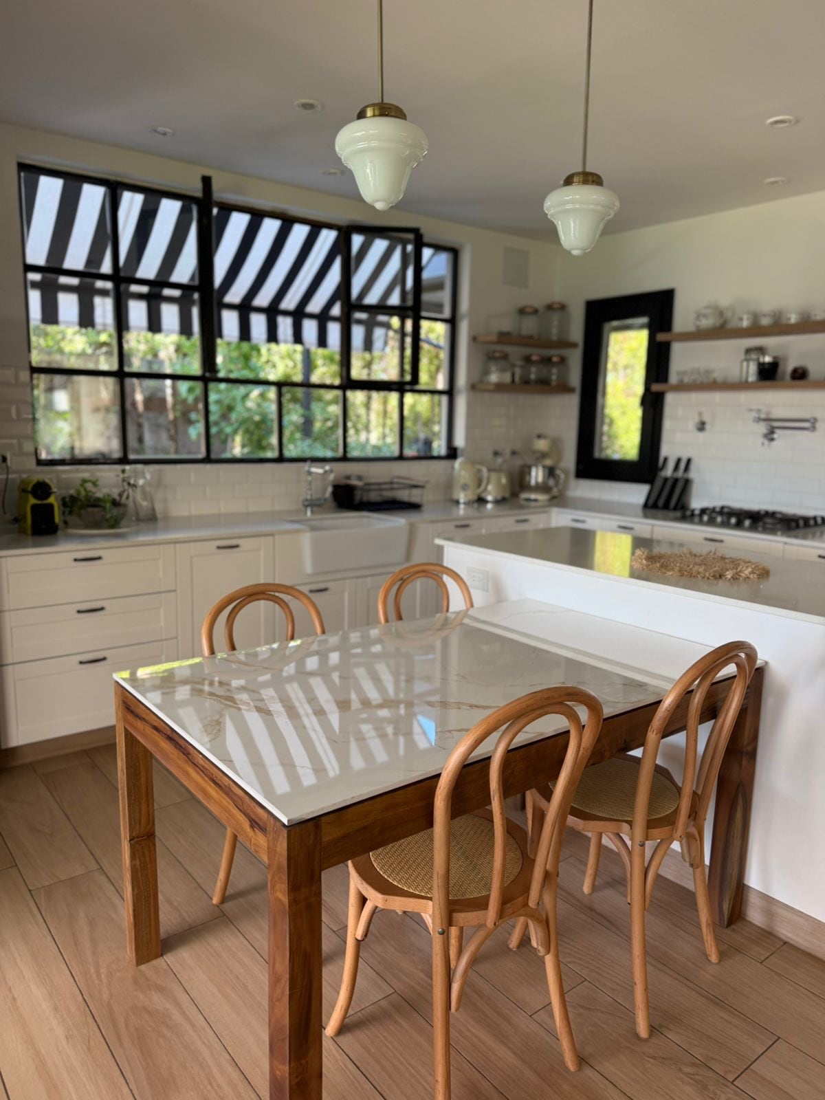 Algunos de sus lugares soñados son la cocina, con amplios ventanales y decoración en tonos neutros
