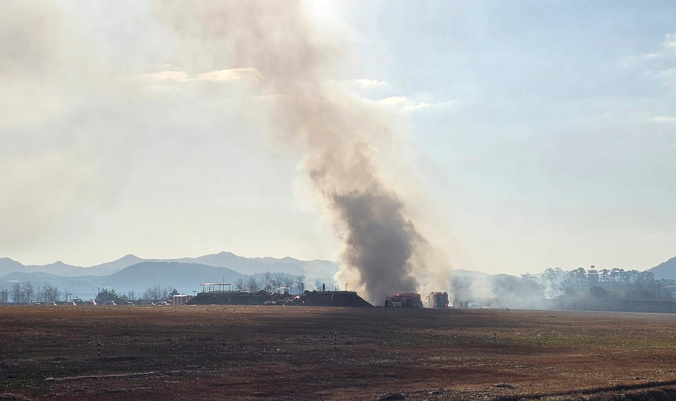 Los bomberos trabajan para extinguir un incendio en la pista de aterrizaje del Aeropuerto Internacional de Muan, en Muan, Corea del Sur, el domingo 29 de diciembre de 2024. (Maeng Dae-hwan/Newsis vía AP)