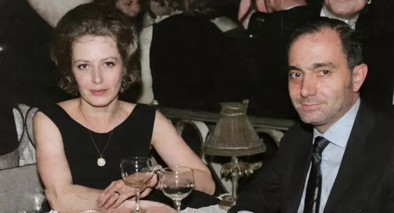 Waltraud (aquí con Gammal en una foto de 1964 coloreada con IA) se enteró de que su esposo había sido un espía cuando le entregaron sus memorias después de su muerte