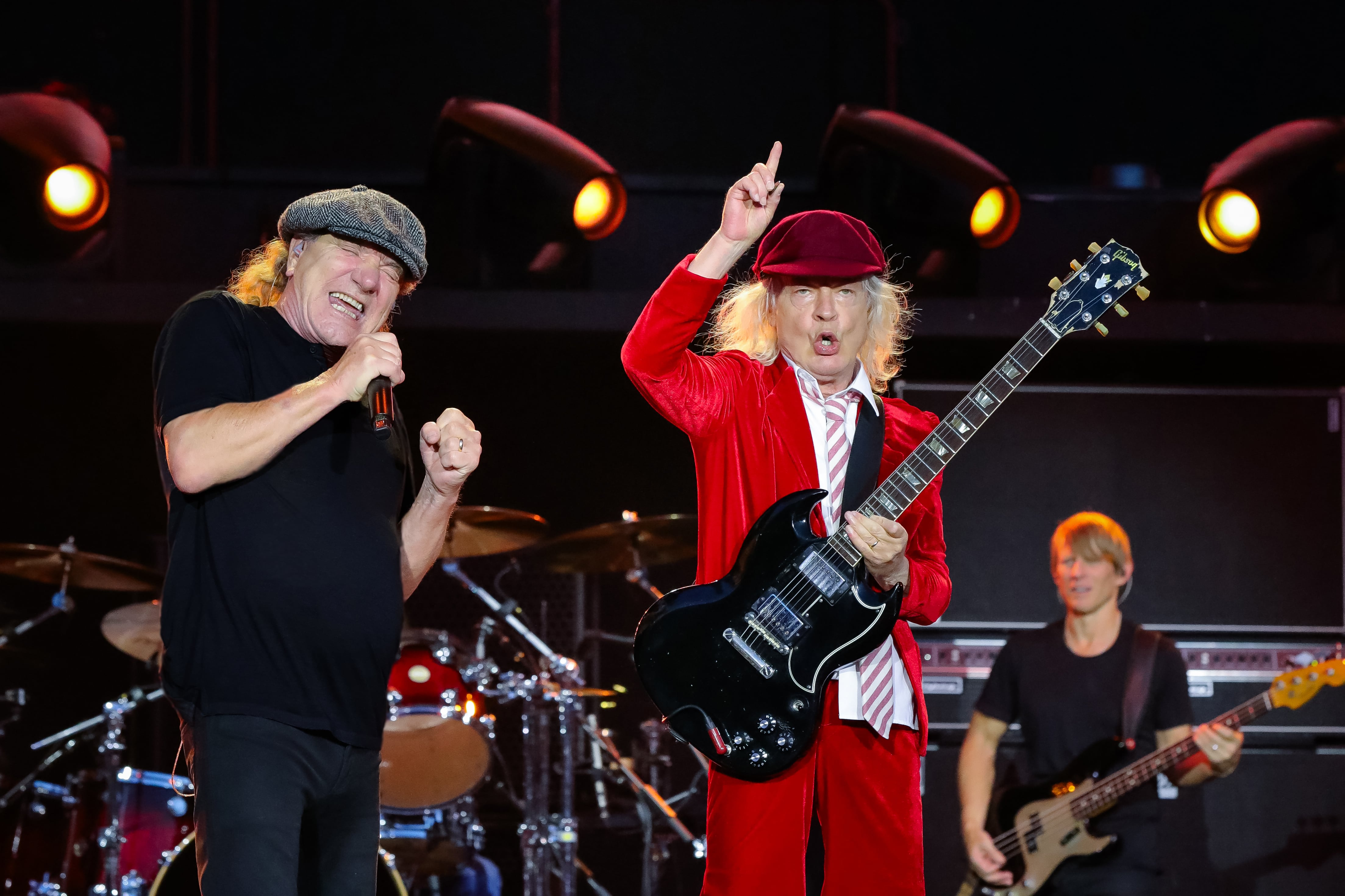 Para AC/DC, el show debe continuar: cómo una muerte, problemas con la justicia, un tímpano reventado y un retiro no debilitaron a la banda de Angus Young