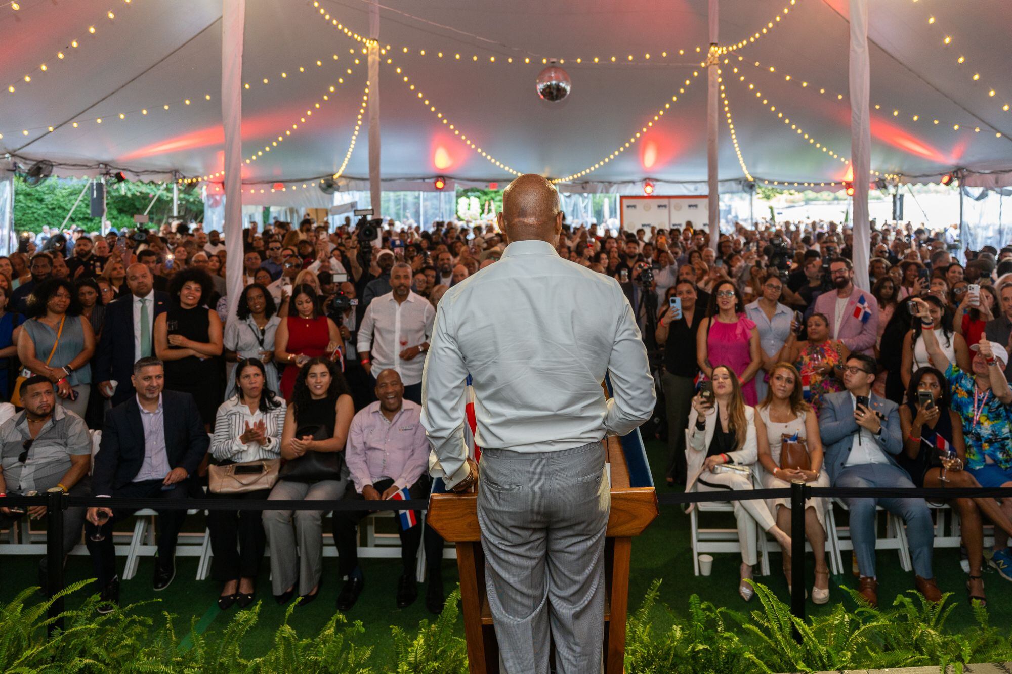 El alcalde de la ciudad compartió el evento con los migrantes de ese origen