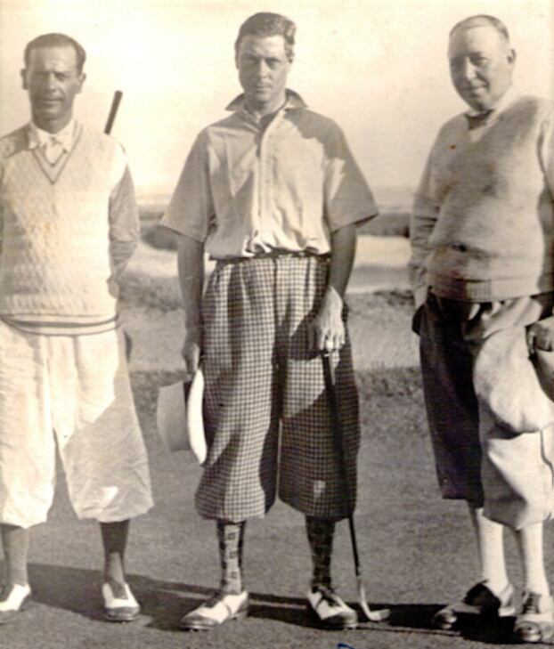 Una fotografía tomada en marzo de 1931 en la cancha captura un momento histórico: el entonces príncipe de Gales, quien más tarde sería el rey Eduardo VIII (de enero a diciembre de 1936, antes de abdicar), posa durante una pausa del juego.