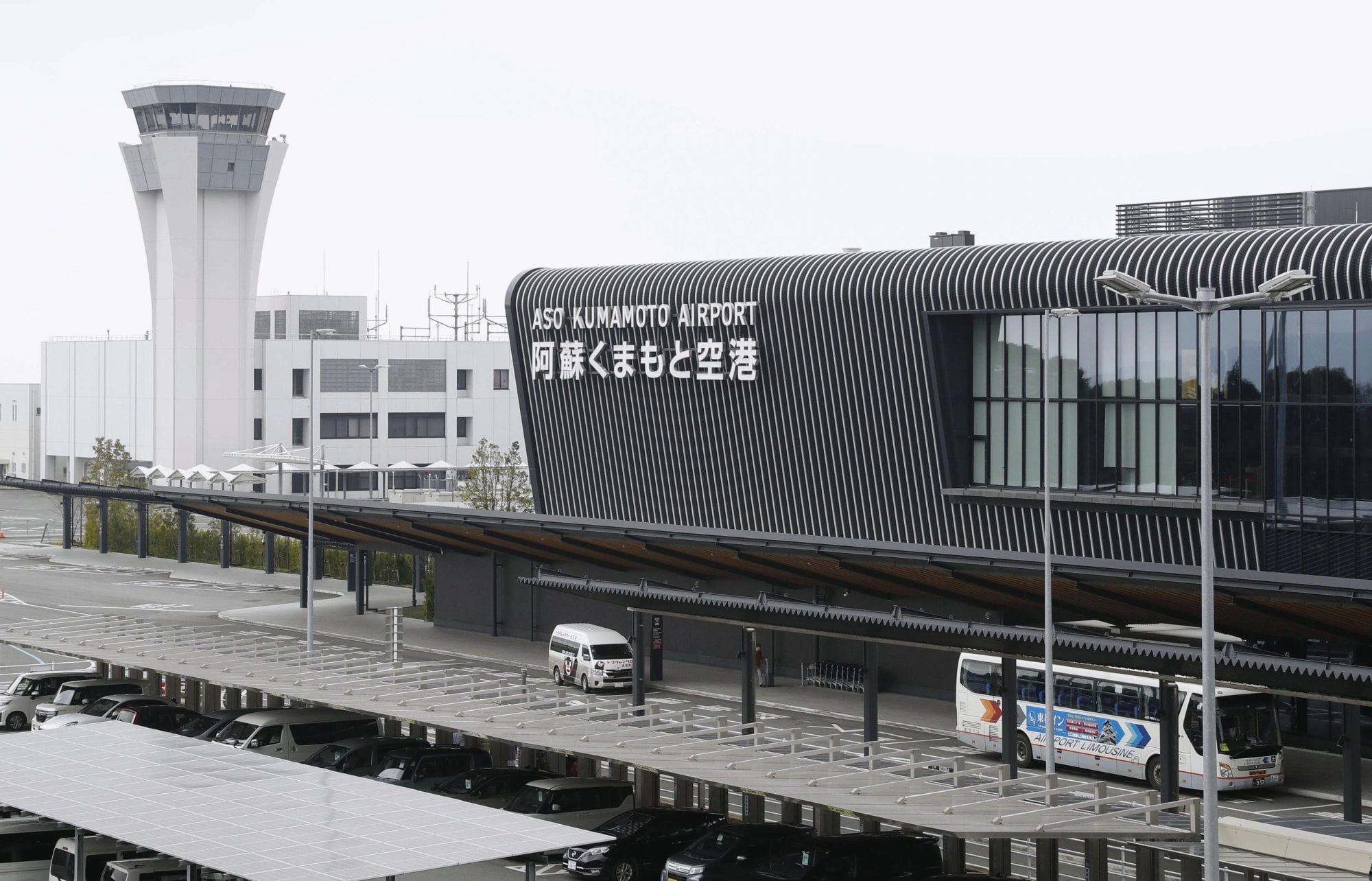 Terremoto en Japón: al menos 50 heridos, edificios derrumbados y miles de hogares sin luz 9 El aeropuerto de Aso Kumamoto está cerrado